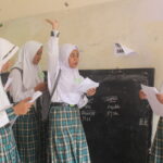 STIKes WCH Gelar Penyuluhan, Belasan Siswi SMPNU Sunan Giri Drama Teatrikal Kesehatan