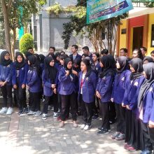 Salah satu hasil kreasitivitas mahasiswa STIKes Widya Cipta Husada adalah paduan suara yang tampil dengan penuh semangat dan mampu menarik simpati penontonnya.